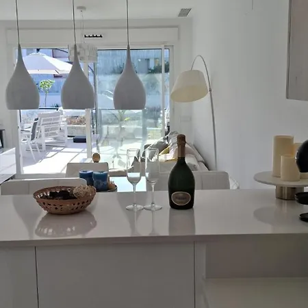 Deluxe With Garden And Sea View Апартаменти